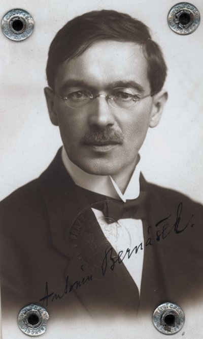 Karel Toman, průkazové foto z roku 1920